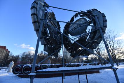 Москва. Герб СССР в парке искусств `Музеон`.