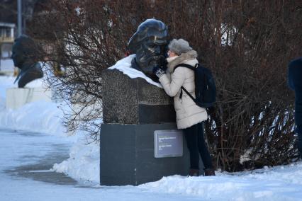 Москва.  Девушка рядом со скульптурой  Карла Маркса   в парке искусств  `Музеон`.