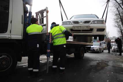 Иркутск. Эвакуация неправильно припаркованного автомобиля.