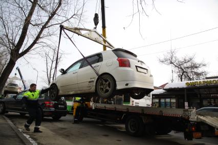 Иркутск. Эвакуация неправильно припаркованного автомобиля.