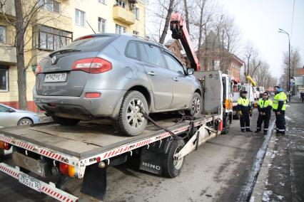 Иркутск. Эвакуация неправильно припаркованного автомобиля.