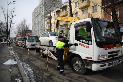 Иркутск. Эвакуация неправильно припаркованного автомобиля.