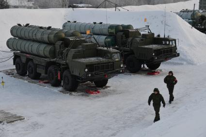 Подольск, Московская область.   В Подмосковье поставили на боевое дежурство  полк зенитно-ракетных систем С-400 `Триумф`.