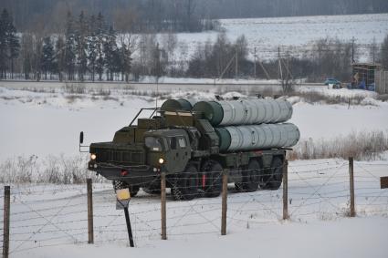 Подольск, Московская область. В Подмосковье поставили на боевое дежурство полк зенитно-ракетных систем С-400 `Триумф`.