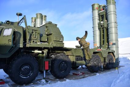 Подольск, Московская область.   В Подмосковье поставили на боевое дежурство  полк зенитно-ракетных систем С-400 `Триумф`.