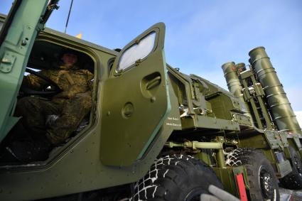 Подольск, Московская область.   В Подмосковье поставили на боевое дежурство  полк зенитно-ракетных систем С-400 `Триумф`.