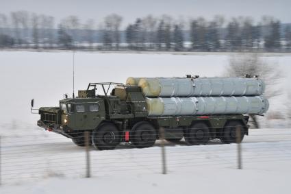 Подольск, Московская область.   В Подмосковье поставили на боевое дежурство  полк зенитно-ракетных систем С-400 `Триумф`.