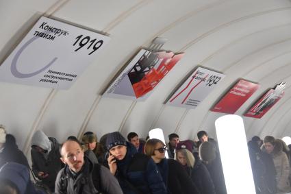 Москва. Репродукции картин из собрания Третьяковской галереи на эскалаторных сводах станции метро `Парк Культуры` в рамках проекта`Интенсив ХХ`.
