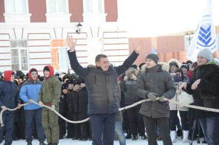 Тула. Губернатор Тульской области Алексей Дюмин (в центре) принял участие в праздновании Дня студента в Тульском суворовском училище.