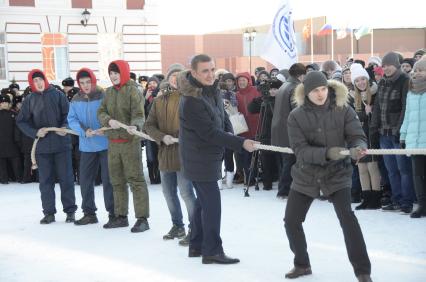 Тула. Губернатор Тульской области Алексей Дюмин (в центре) принял участие в праздновании Дня студента в Тульском суворовском училище.