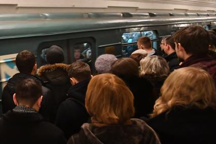 Москва. Пассажиры на платформе станции метро `Театральная`  в час пик.