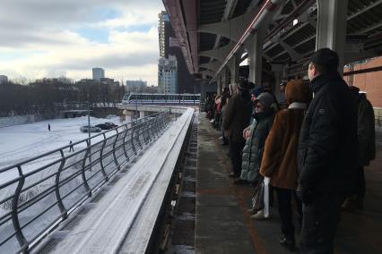 Москва.  Пассажиры на платформе  станции  `Тимирязевская` Московской монорельсовой транспортной системы.