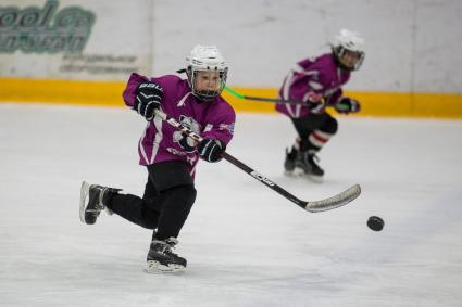 Челябинск.  Ученики  детской хоккейной школы `Трактор` во время тренировки.