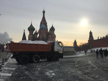 Москва. Уборка снега на Красной площади.