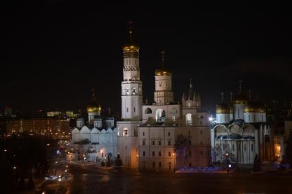 Москва. Вид на Ивановскую площадь и колокольню Ивана Великого со Спасской башни.