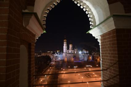 Москва. Вид на Ивановскую площадь и колокольню Ивана Великого со Спасской башни.