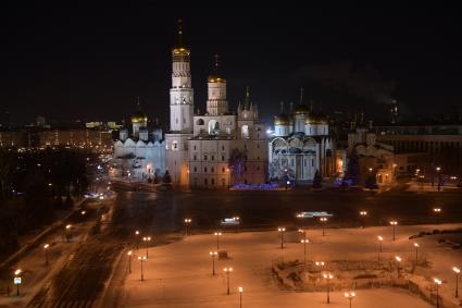 Москва. Вид на Ивановскую площадь и колокольню Ивана Великого со Спасской башни.