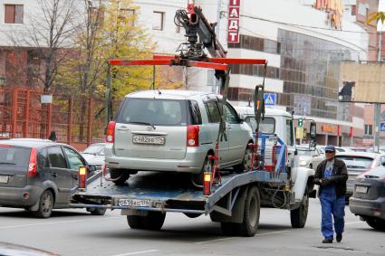 Челябинск. Эвакуация неправильно припаркованного автомобиля.