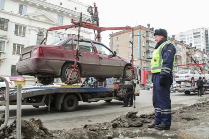 Челябинск. Эвакуация неправильно припаркованного автомобиля.