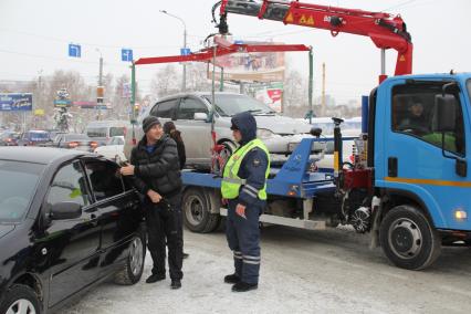 Челябинск. Эвакуация неправильно припаркованного автомобиля.