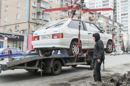 Челябинск. Эвакуация неправильно припаркованного автомобиля.