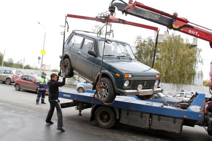 Челябинск. Эвакуация неправильно припаркованного автомобиля.