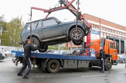 Челябинск. Эвакуация неправильно припаркованного автомобиля.