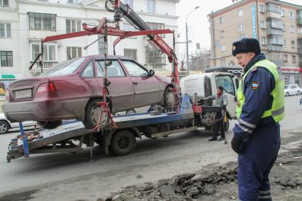 Челябинск. Эвакуация неправильно припаркованного автомобиля.