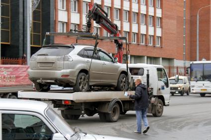 Челябинск. Эвакуация неправильно припаркованного автомобиля.