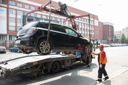 Челябинск. Эвакуация неправильно припаркованного автомобиля.