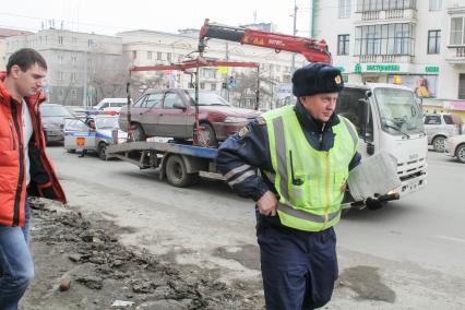 Челябинск. Эвакуация неправильно припаркованного автомобиля.