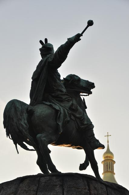 Киев. Памятник Богдану Хмельницкому на Софийской площади.