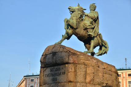 Киев. Памятник Богдану Хмельницкому на Софийской площади.