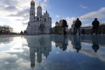 Москва. Туристы на Ивановской площади Кремля у архиологического окна .