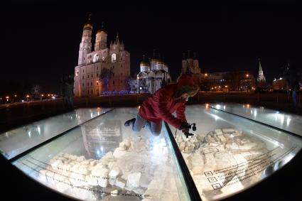 Москва. Архиологическое окно  на Ивановской площади Кремля .