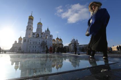 Москва. Туристы на Ивановской площади Кремля у архиологического окна .