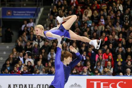 Челябинск. Фигуристы Евгения Тарасова и Владимир Морозов  на Чемпионате России по фигурному катанию.