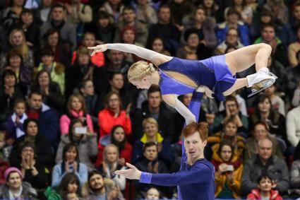 Челябинск. Фигуристы Евгения Тарасова и Владимир Морозов  на Чемпионате России по фигурному катанию.