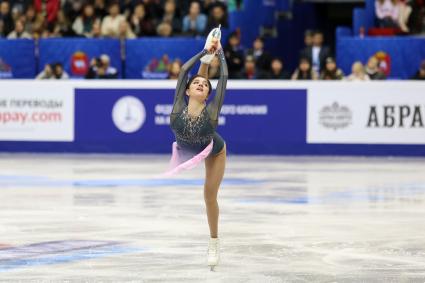 Челябинск.  Фигуристка Евгения Медведева  во время выступления  на Чемпионате России по фигурному катанию.