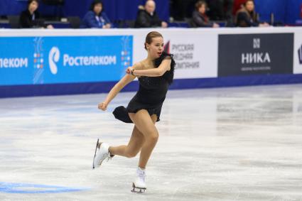 Челябинск.  Фигуристка Анна Погорилая во время выступления  на Чемпионате России по фигурному катанию.