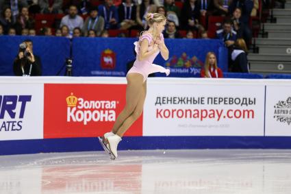 Челябинск.  Фигуристка Мария Сотскова  во время выступления  на Чемпионате России по фигурному катанию.