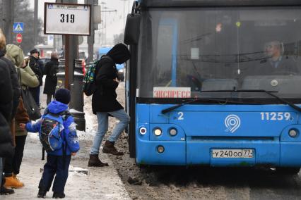 Москва.  Мужчина  заходит в автобус.