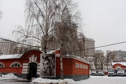 Москва. Здание конюшни  Первого оперативного полка  в районе Аэропорт