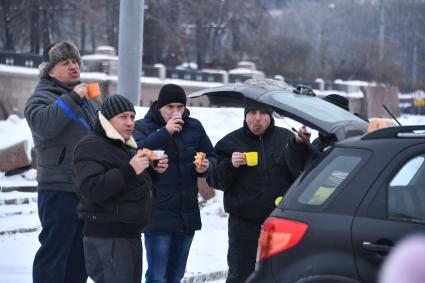 Москва. Водители такси во время обеденного перерыва.