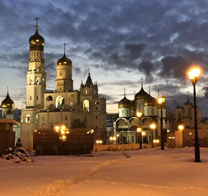 Москва. Тропинка к колокольне Ивана Великого (слева) и  Успенскому собору (в центре)  в  Кремле.