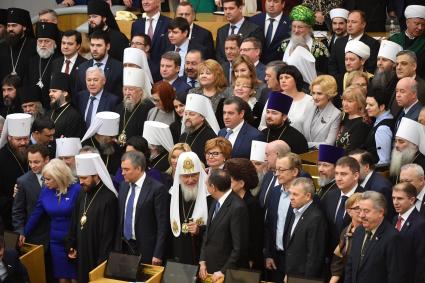 Москва.  Патриарх Московский и всея Руси Кирилл (в центре на первом плане) на открытии V Рождественских парламентских встреч в Государственной думе РФ.