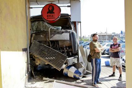 Барнаул.  Грузовой автомобиль, въехавший в бар  Che Guevara.
