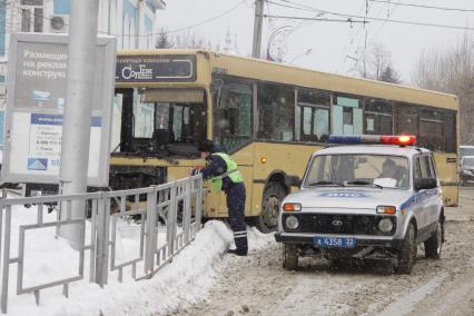 Барнаул. Автобус, пострадавший в результате ДТП.