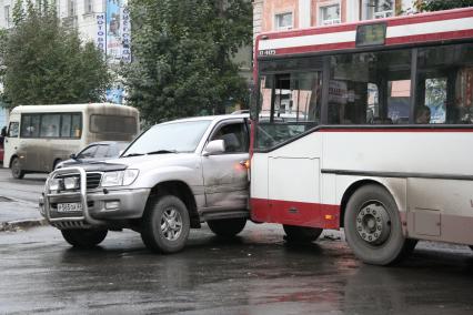 Барнаул. Столкновение рейсового автобуса и легкового автомобиля на одной из улиц города.