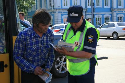 Барнаул.  Сотрудник ДПС составляет протокол на месте ДТП.